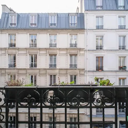 Parisien Avec Balcon - Montmartre Apartment