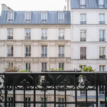 Appartement Parisien Avec Balcon - Montmartre *