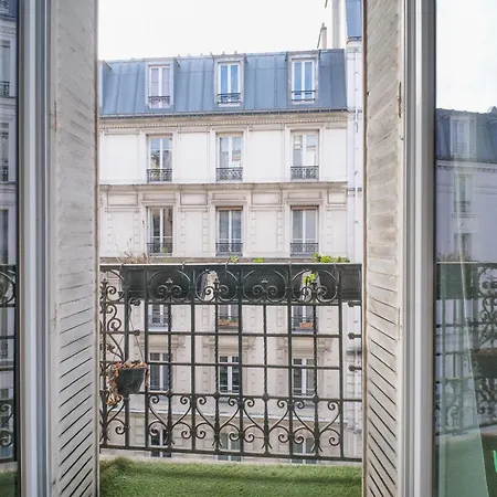 Parisien Avec Balcon - Montmartre *